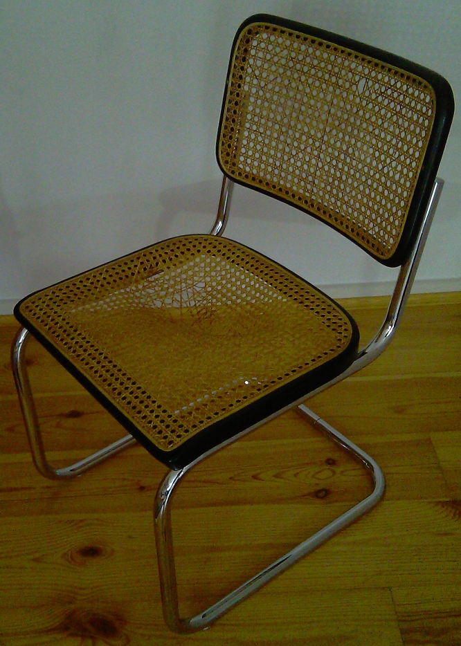 rowkowane krzesło z metalową ramką