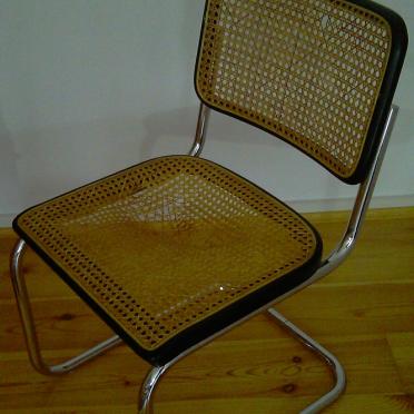 rowkowane krzesło z metalową ramką